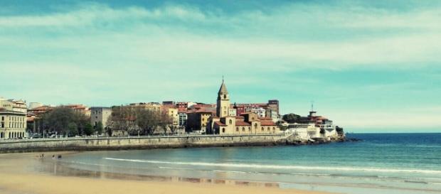 Muere un joven en su despedida de soltero en Gijón al caer desde una ventana Muere un joven en su despedida de soltero en Gijón al caer desde una ventana