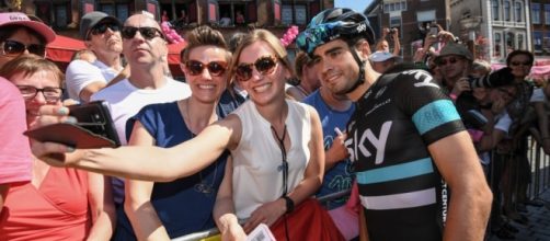 Mikel Landa con i tifosi del Giro d'Italia.