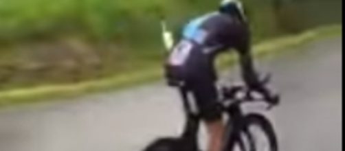 Mikel Landa riparte dopo l'uscita di strada.