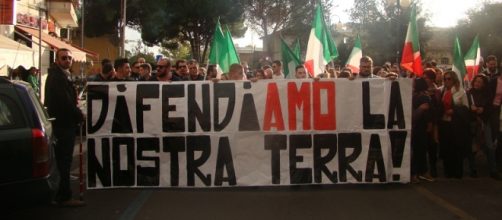 Roma, via Teano. La manifestazione contro i nomadi e favore della ragazza stuprata