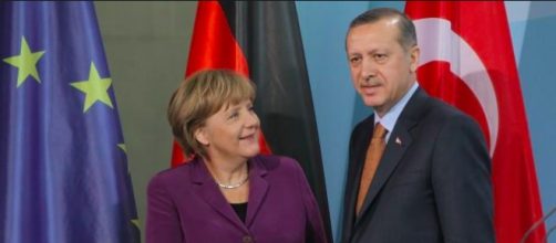 Un patto tra Merkel e Erdogan consentirà ai migranti turchi il libero ingresso in Europa.