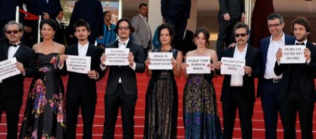 Atores protestam contra o impeachment em Cannes Atores protestam contra o impeachment em Cannes