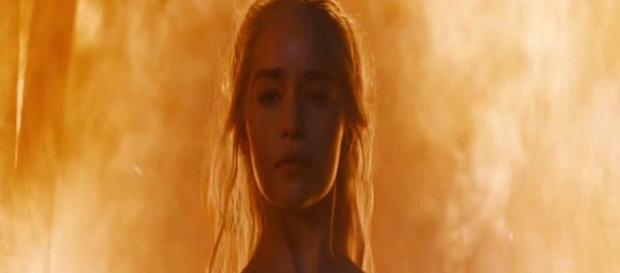 Daenerys abandona el templo sin un rasguño Daenerys abandona el templo sin un rasguño