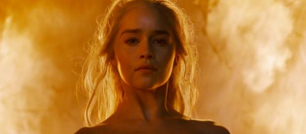 Daenerys Targaryen entre el fuego. Daenerys Targaryen entre el fuego.