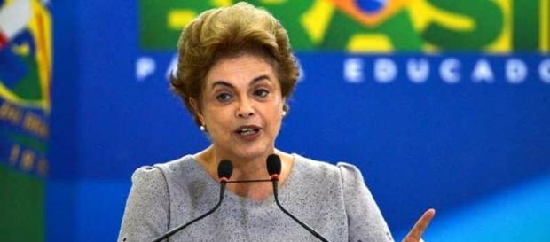 Dilma Rousseff critica José Serra Dilma Rousseff critica José Serra