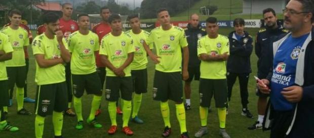 Everton Felipe, no centro, ouve as orientações do técnico. Everton Felipe, no centro, ouve as orientações do técnico.