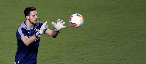 Goleiro foi defendido por jogador Goleiro foi defendido por jogador