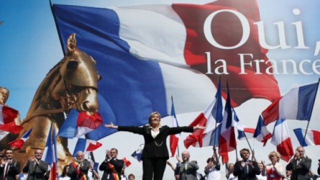 Comizio del Front National, uno dei partiti più forti dell'estrema destra "identitaria" e "altereuropeista"