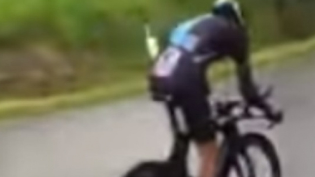 Mikel Landa riparte dopo l'uscita di strada.