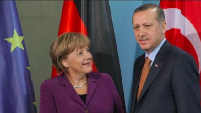 Un patto tra Merkel e Erdogan consentirà ai migranti turchi il libero ingresso in Europa.