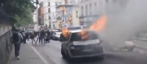 Macchina della polizia francese completamente in fiamme dopo le manifestazioni odierne