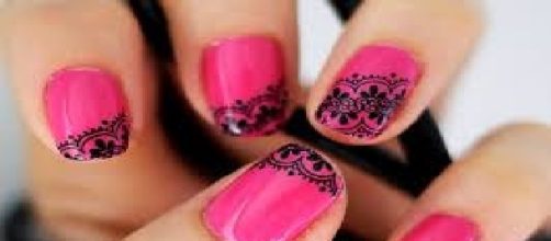 Nuove nail art: il fucsia sulle unghie, estate 2016