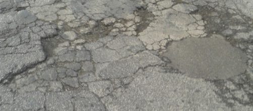 Un esempio di buche per le strade di Roma