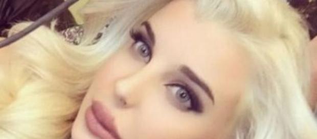 Charlotte quiere ser como la muñeca Barbie Charlotte quiere ser como la muñeca Barbie