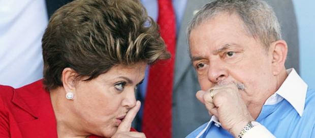 Dilma e Lula conversando de forma discreta Dilma e Lula conversando de forma discreta