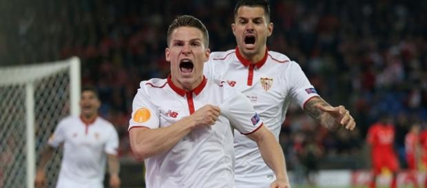 Gameiro comemora o primeiro gol do Sevilha na virada em cima do Liverpool Gameiro comemora o primeiro gol do Sevilha na virada em cima do Liverpool