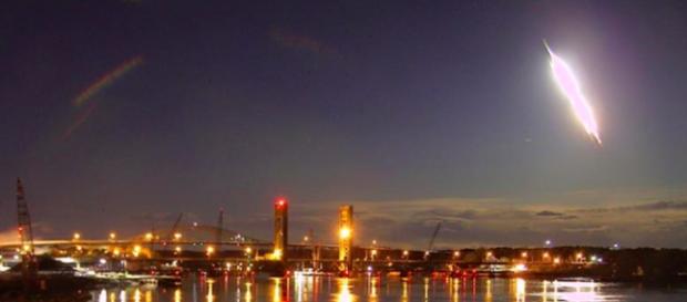Gigantesca palla di fuoco attraversa il cielo di Portland nel Maine. Gigantesca palla di fuoco attraversa il cielo di Portland nel Maine.