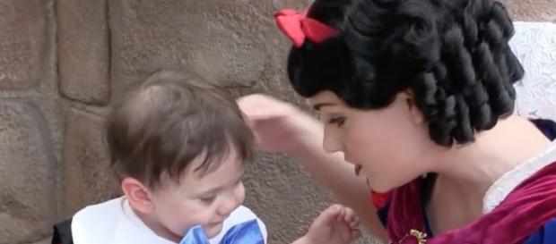 Il bambino e Biancaneve al parco divertimenti di Walt Disney Il bambino e Biancaneve al parco divertimenti di Walt Disney