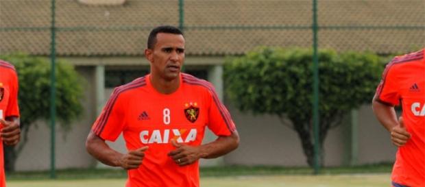 Jogador deve entrar no lugar de Rithely Jogador deve entrar no lugar de Rithely