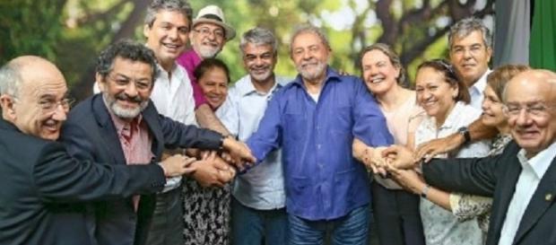 Lula em reunião com petista anuncia que, Dilma, volta à presidência. Lula em reunião com petista anuncia que, Dilma, volta à presidência.