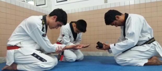 Matheus e Lucas recebem suas faixas das mãos do mestre que carregou a Tocha Matheus e Lucas recebem suas faixas das mãos do mestre que carregou a Tocha