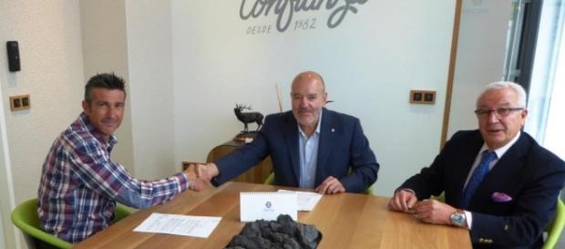 Pep Martí y el Presidente del Tenerife en el momento de la rúbrica Pep Martí y el Presidente del Tenerife en el momento de la rúbrica