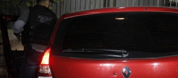 Tiro entrou pelo porta malas do carro Tiro entrou pelo porta malas do carro