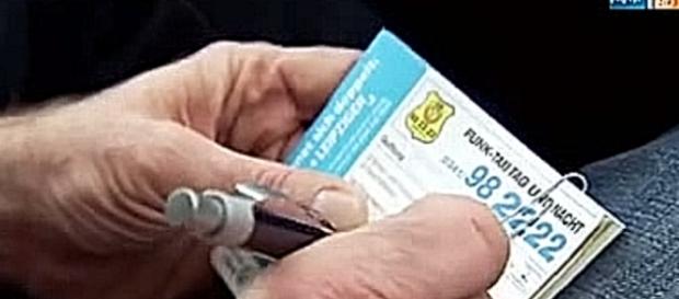 Uchodźców wozi się taksówkami na koszt państwa. Uchodźców wozi się taksówkami na koszt państwa.
