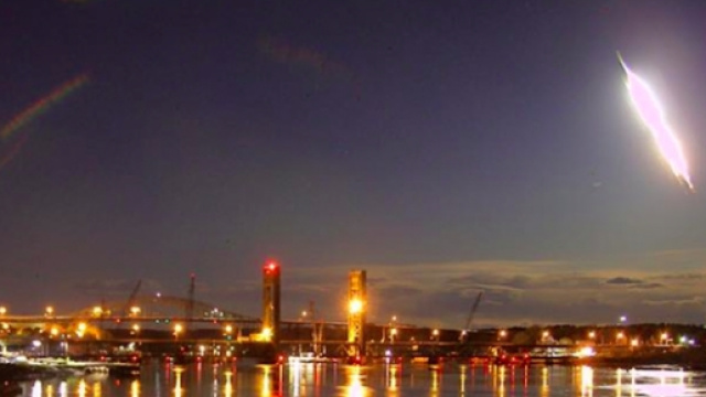 Gigantesca palla di fuoco attraversa il cielo di Portland nel Maine.