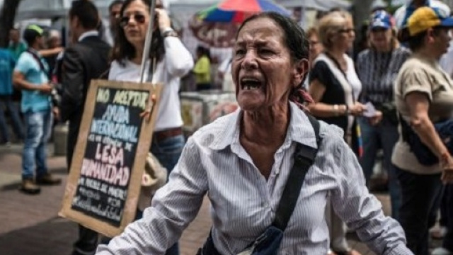 Il crollo del prezzo del petrolio sta conducendo il Venezuela alla povertà estrema