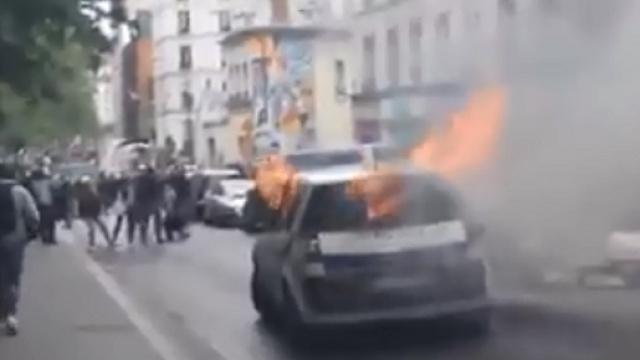 Macchina della polizia francese completamente in fiamme dopo le manifestazioni odierne