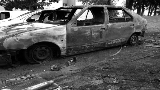 Una macchina bruciata durante la manifestazione di Parigi.
