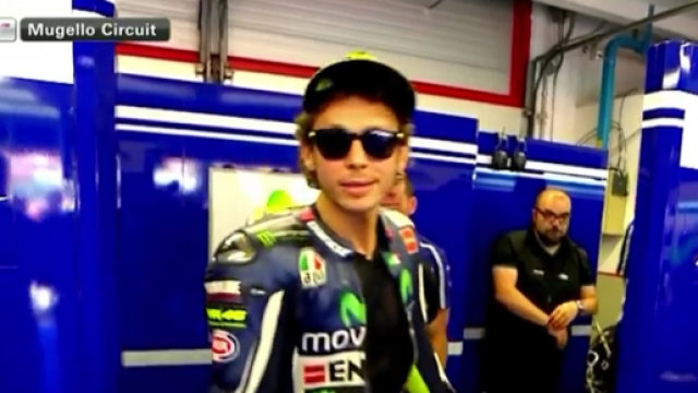 Valentino Rossi nei box Yamaha al Mugello