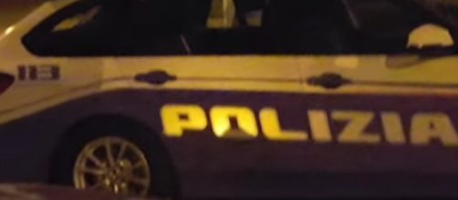 Polizia impegnata in un servizio notturno