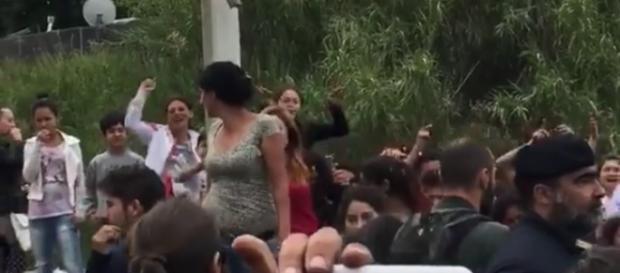 Contestazione contro Salvini e Meloni al campo nomadi Contestazione contro Salvini e Meloni al campo nomadi