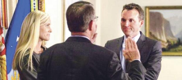 Eric Fanning hace historia en el ejército estadounidense Eric Fanning hace historia en el ejército estadounidense