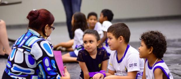 Estudantes interagindo com professora, em visita ao STF Estudantes interagindo com professora, em visita ao STF