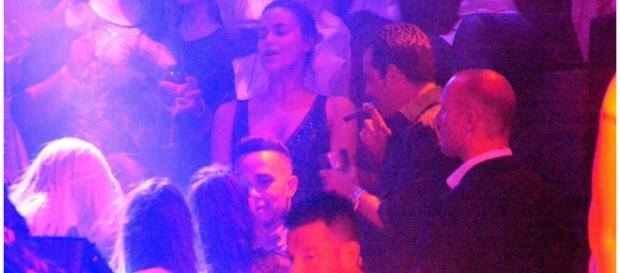 Hamilton conversando com a modelo Barbara Palvin na boate Hamilton conversando com a modelo Barbara Palvin na boate