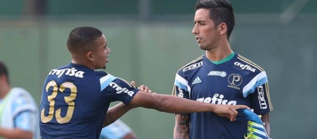 Lucas Barrios aquece junto com Gabriel Jesus Lucas Barrios aquece junto com Gabriel Jesus