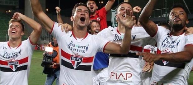 São-paulinos comemoram a classificação para as semifinais da Libertadores São-paulinos comemoram a classificação para as semifinais da Libertadores