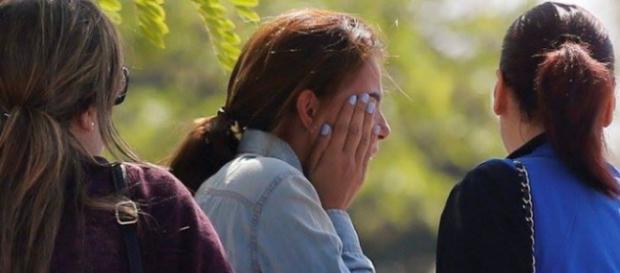 Uno scatto che ritrae una parente dei passeggeri dell'EgyptAir Uno scatto che ritrae una parente dei passeggeri dell'EgyptAir