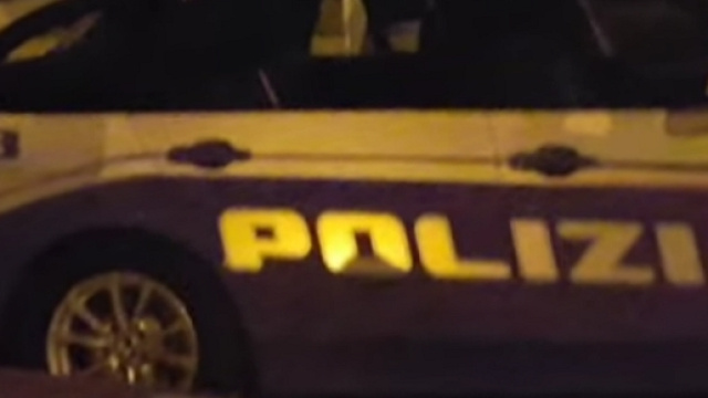 Polizia impegnata in un servizio notturno