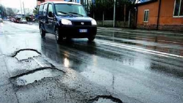 Roma tra buche e forti di tombini