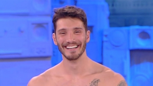 Stefano De Martino dalla parte di Emma: il gesto non visto