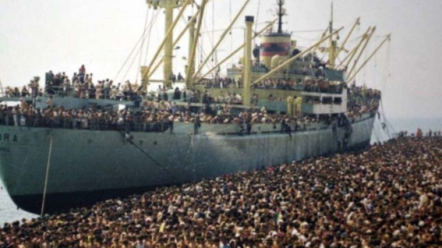 Una scena del documentario sull'emigrazione 'La nave dolce'