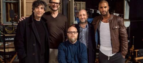 Neil Gaiman (derecha) y los "nuevos" actores que ya comenzaron a rodar las primeras escenas