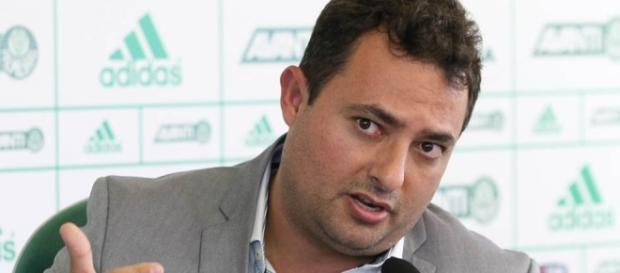 Alexandre Mattos, executivo de futebol do Palmeiras, gesticula na Academia de Futebol. Alexandre Mattos, executivo de futebol do Palmeiras, gesticula na Academia de Futebol.