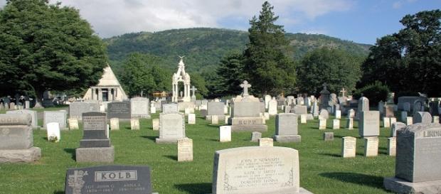 Andrea Ruotolo: la misteriosa lettera al cimitero Andrea Ruotolo: la misteriosa lettera al cimitero