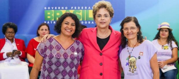 Dilma aumenta o bolsa-família com medo de cair Dilma aumenta o bolsa-família com medo de cair