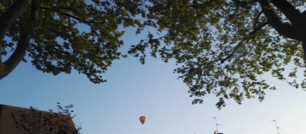 Mongolfiera in volo su una città Mongolfiera in volo su una città